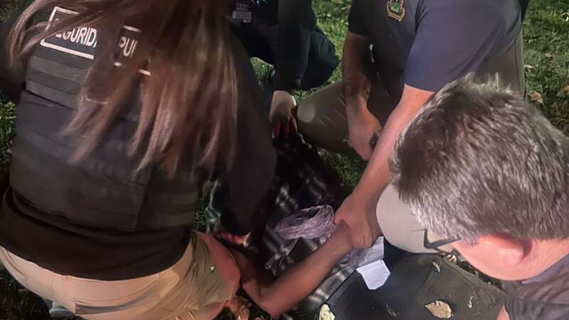 CURICÓ: SEGURIDAD MUNICIPAL REDUCE A DOS SUJETOS QUE INTIMIDABAN CON ARMA BLANCA EN LA ALAMEDA