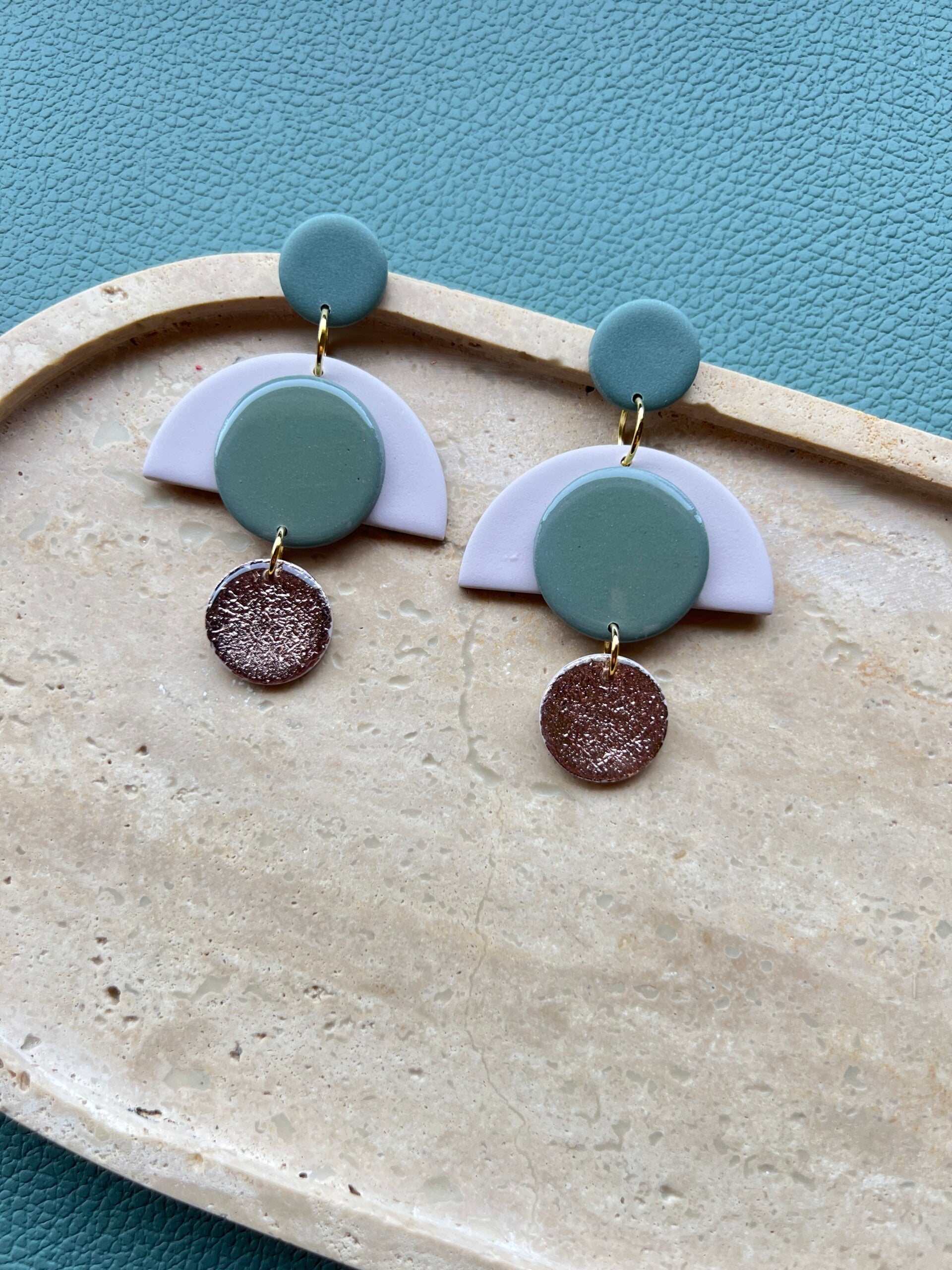 Statement oorbellen AZTEEKA creme & salie