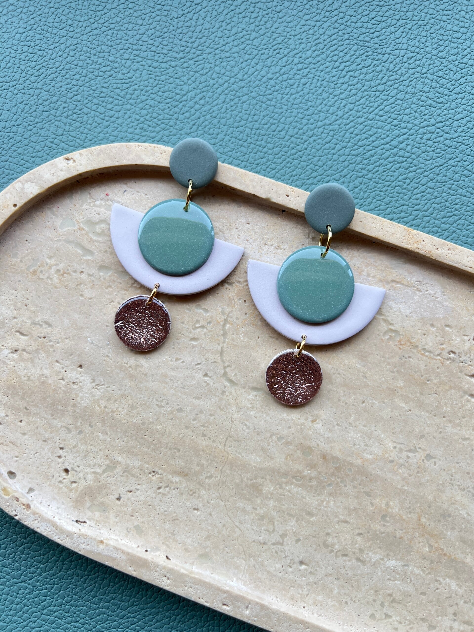 Statement oorbellen AZTEEKA creme & salie