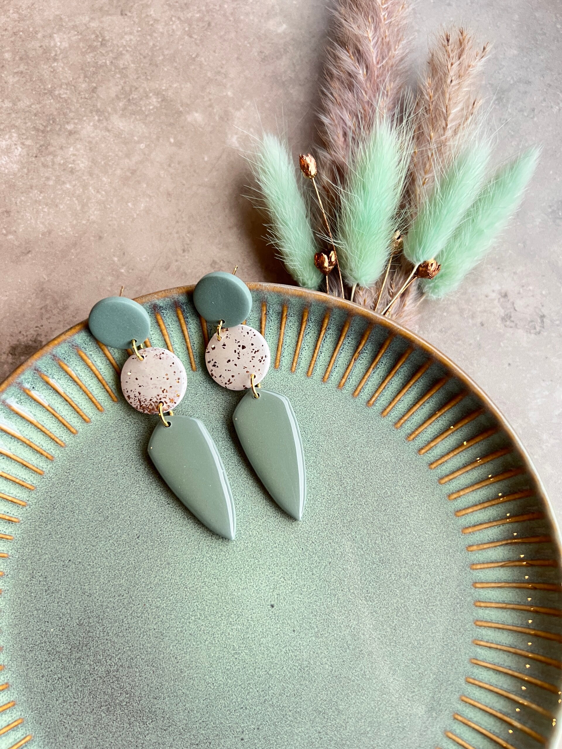 Statement oorbellen AZTEEKA creme & salie
