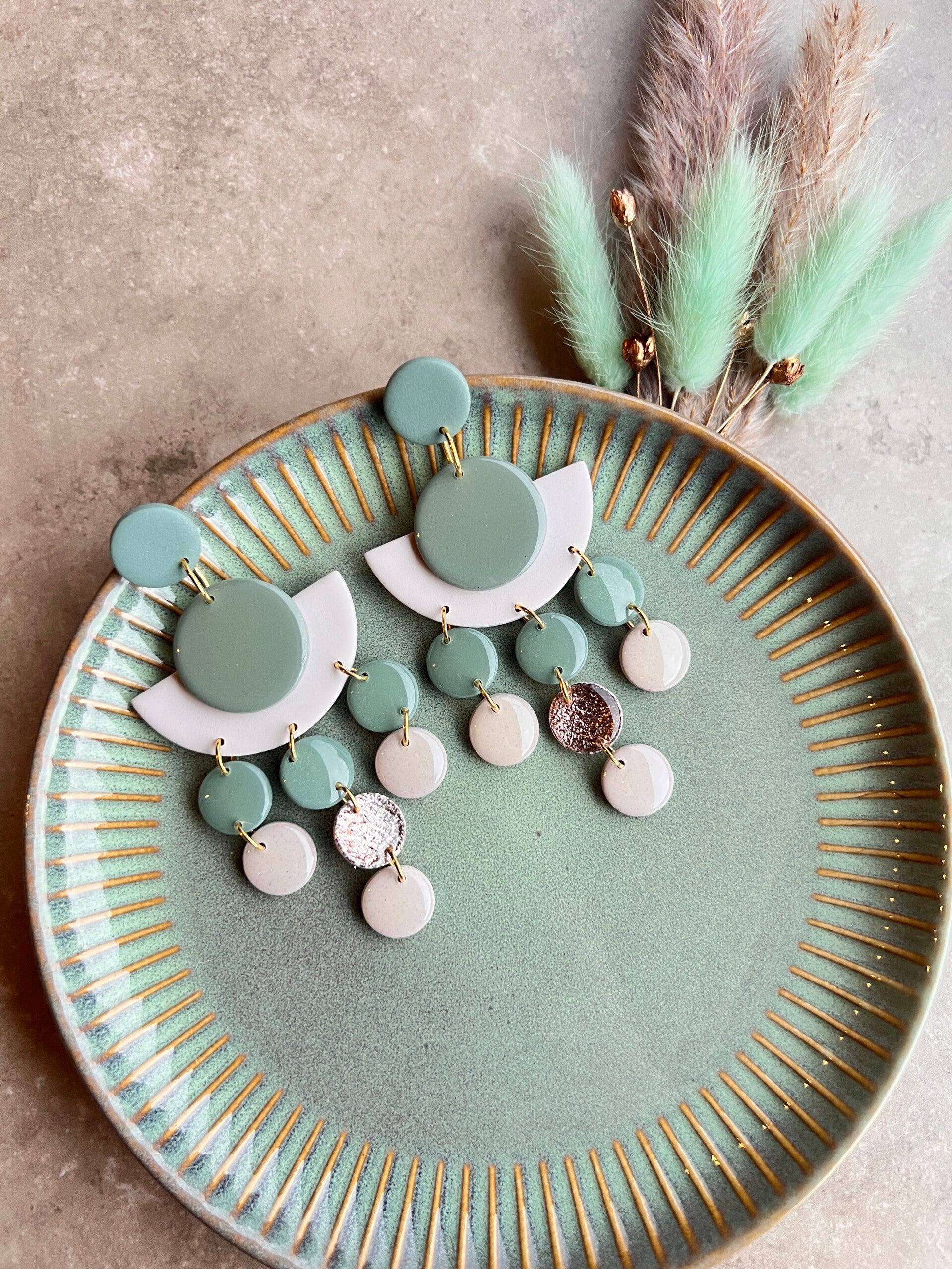 Statement oorbellen AZTEEKA creme & salie