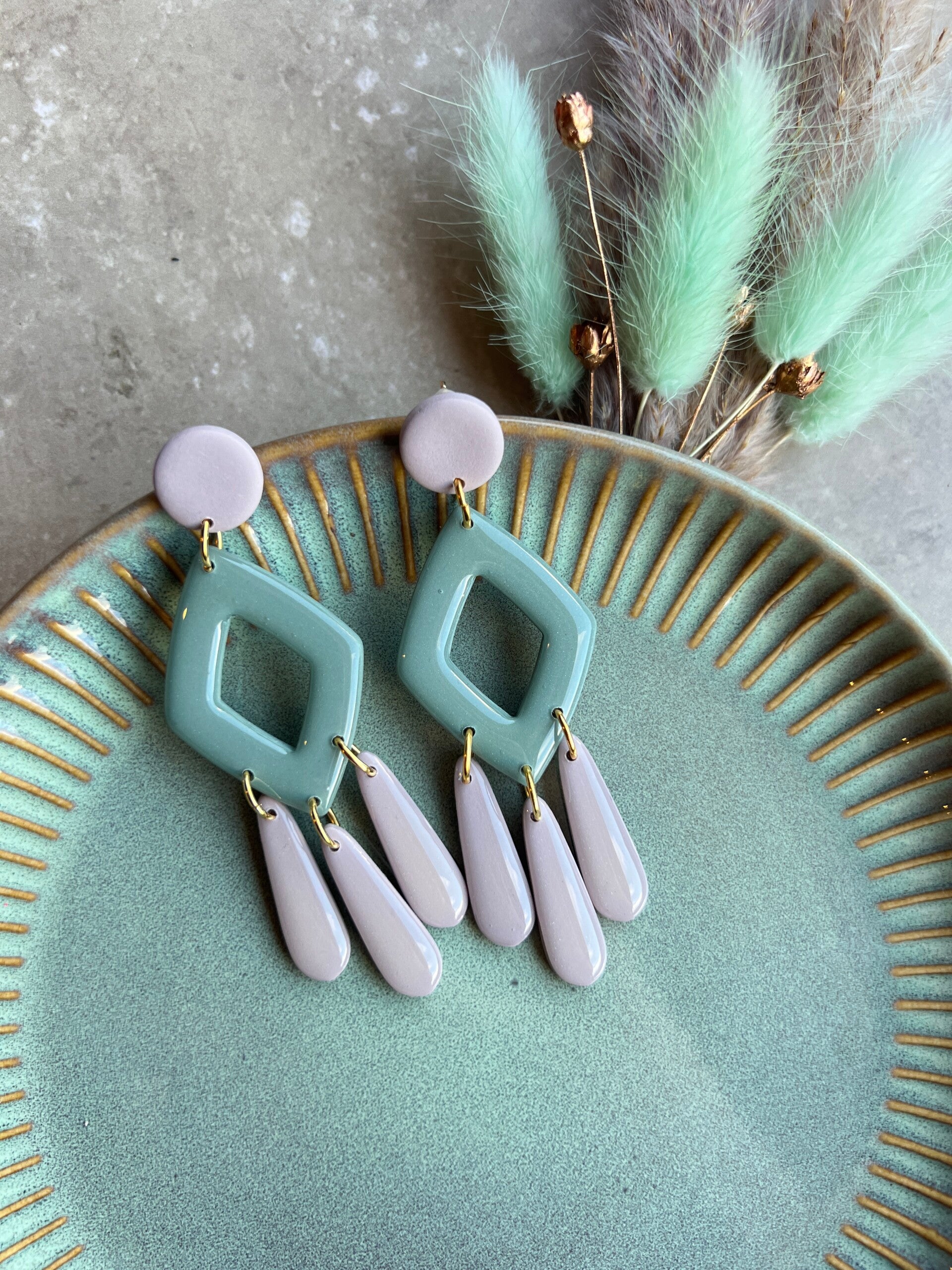 Statement oorbellen AZTEEKA salie & creme