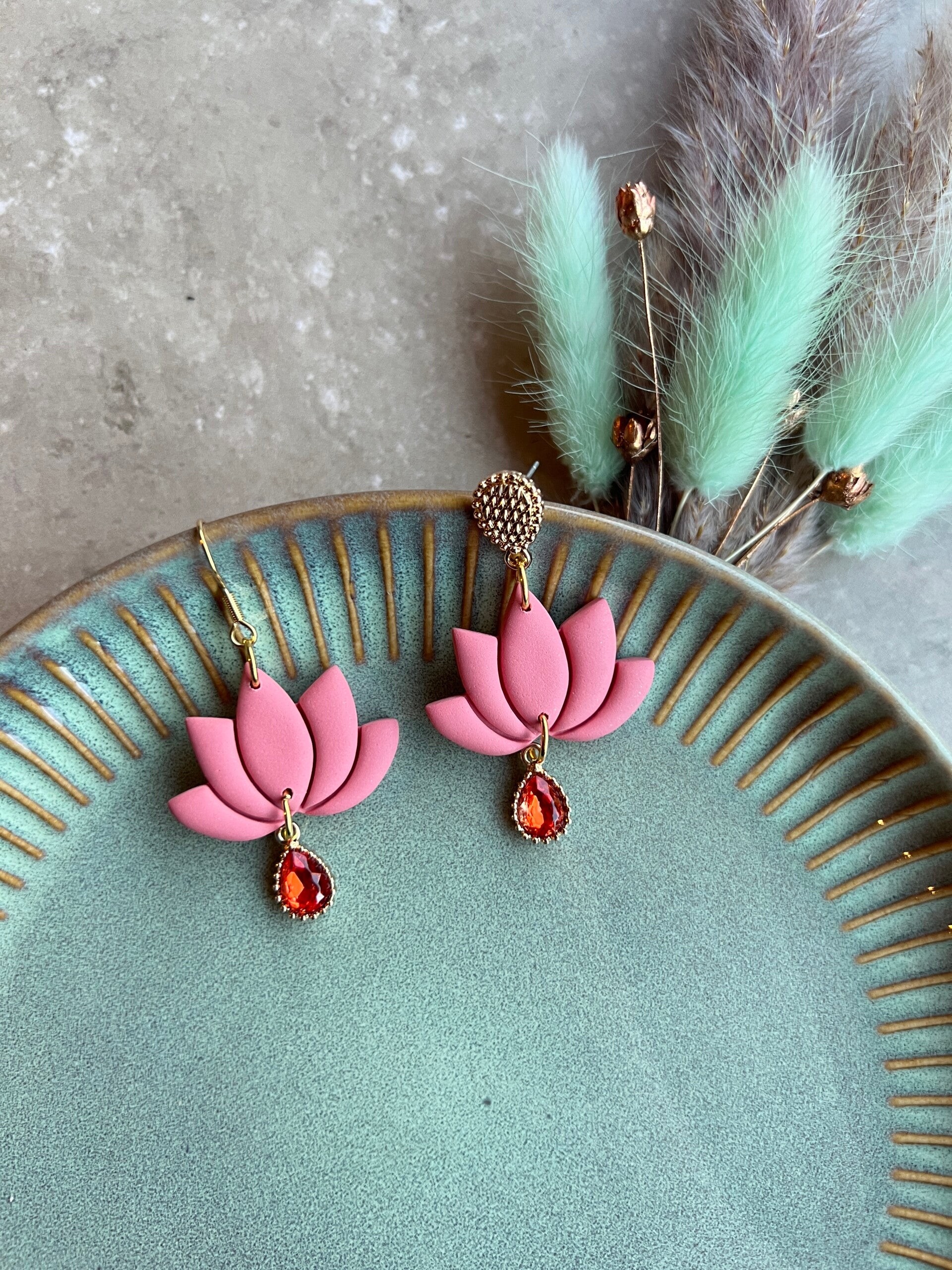 Lotus oorbellen soft peach