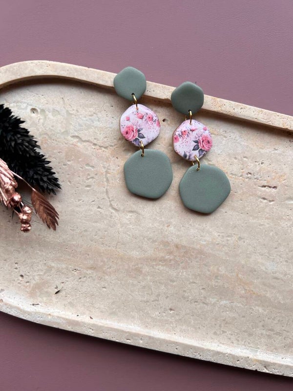 PEBBLE mossy oranjery – groene bloemen oorbellen