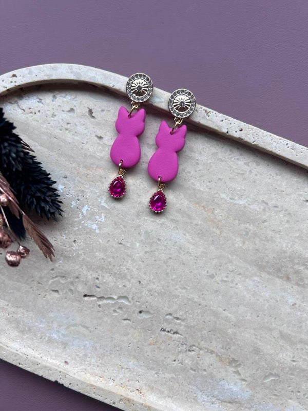 CRYSTAL TAIL fuchsia – katten oorbellen met kristalbedel