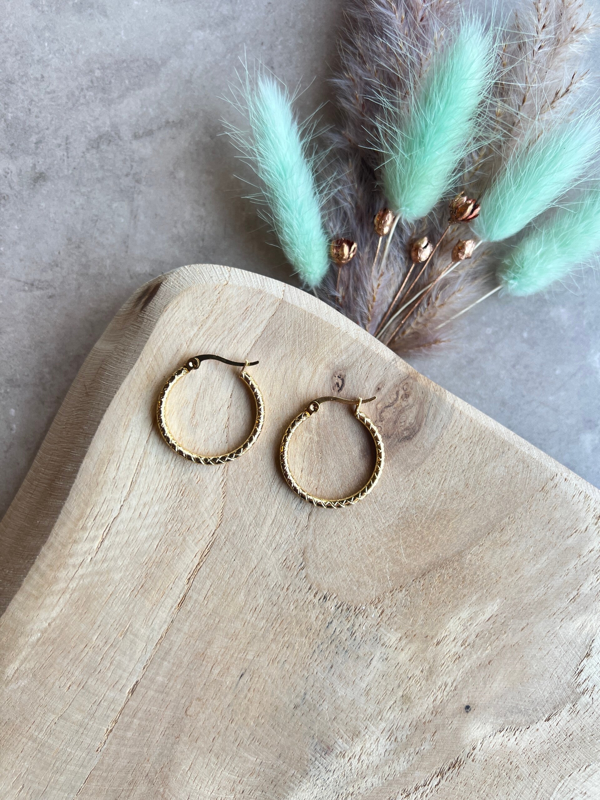 Oorbel rond geribbeld goud 25 mm
