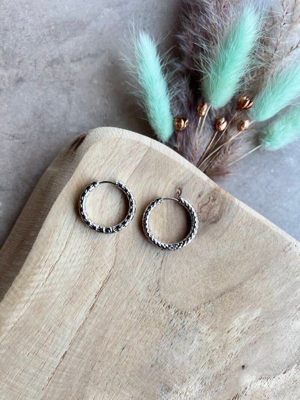 Oorbel rond geribbeld zilver 23 mm