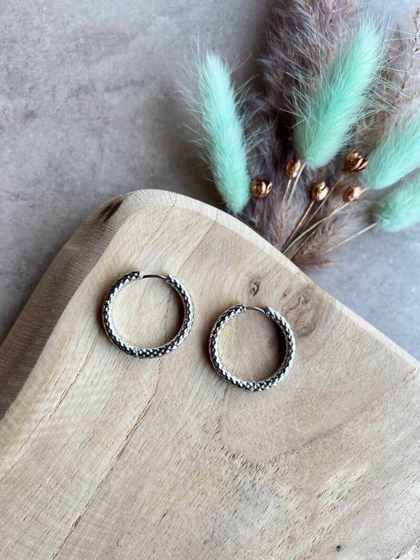 Oorbel rond geribbeld zilver 25 mm
