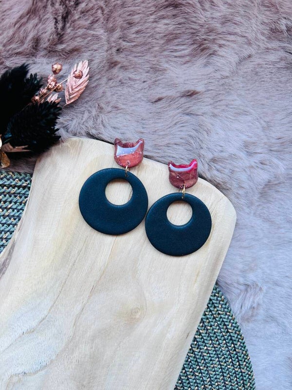 Scarlet Eclipse – zwarte en rode katten oorbellen uit klei