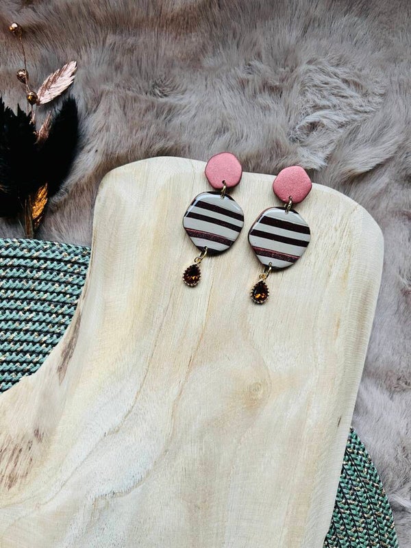 Soreya mokka muze ~ oorbellen met gestreept patroon