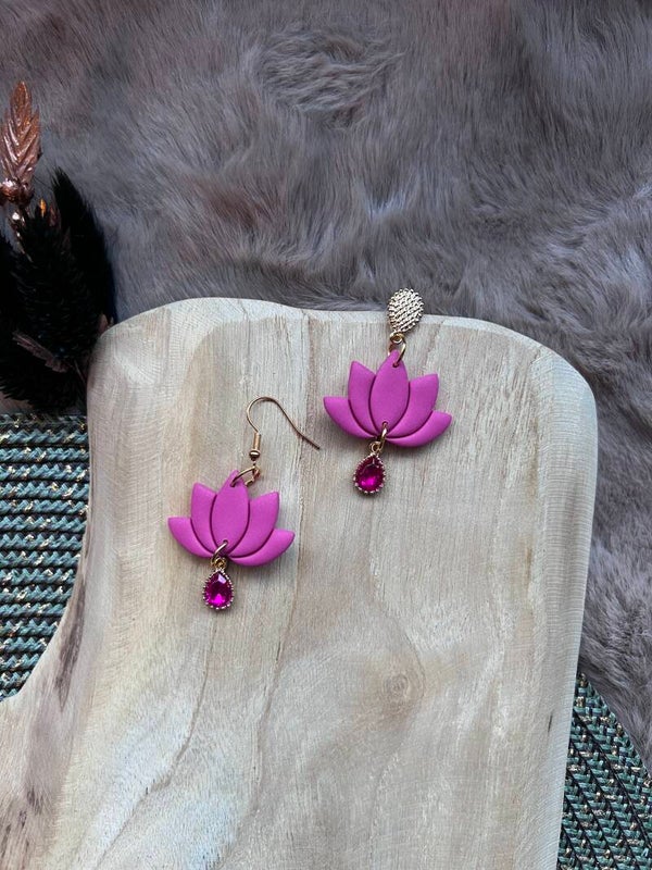 Lotus oorbellen in fuchsia met crystal glasbedel