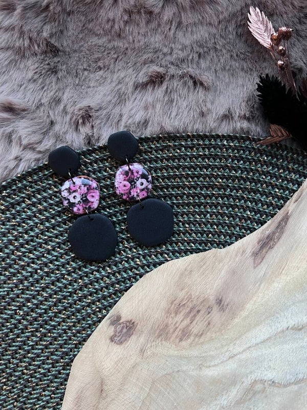 Zwarte bloemen oorbellen – Pebble Noir Botanical*