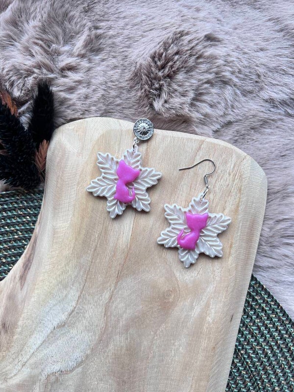 Pink pearl snowflake katten oorbellen