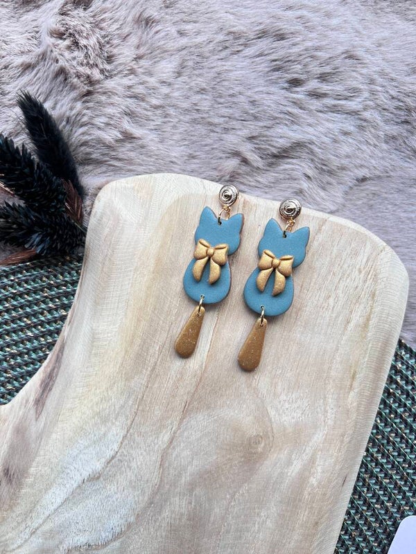 Groene kerst katten oorbellen met strikje