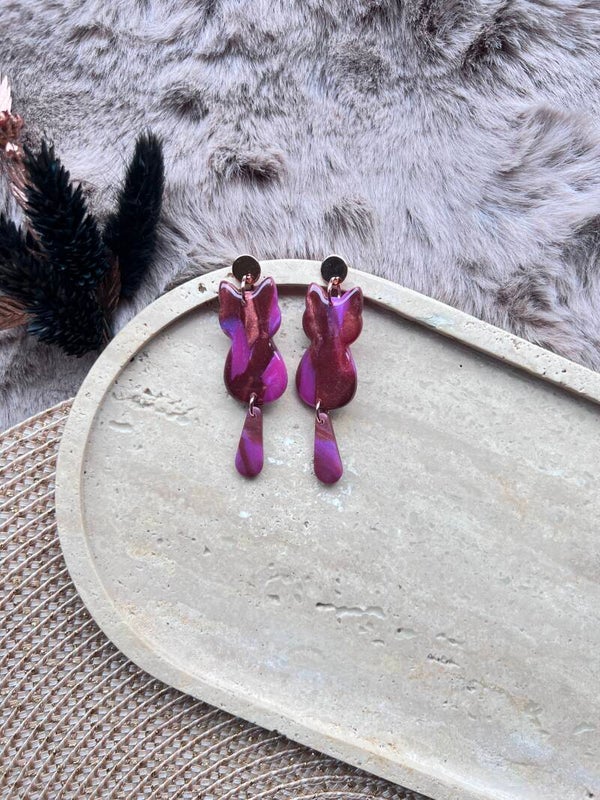 Katten oorbellen fushia bronze