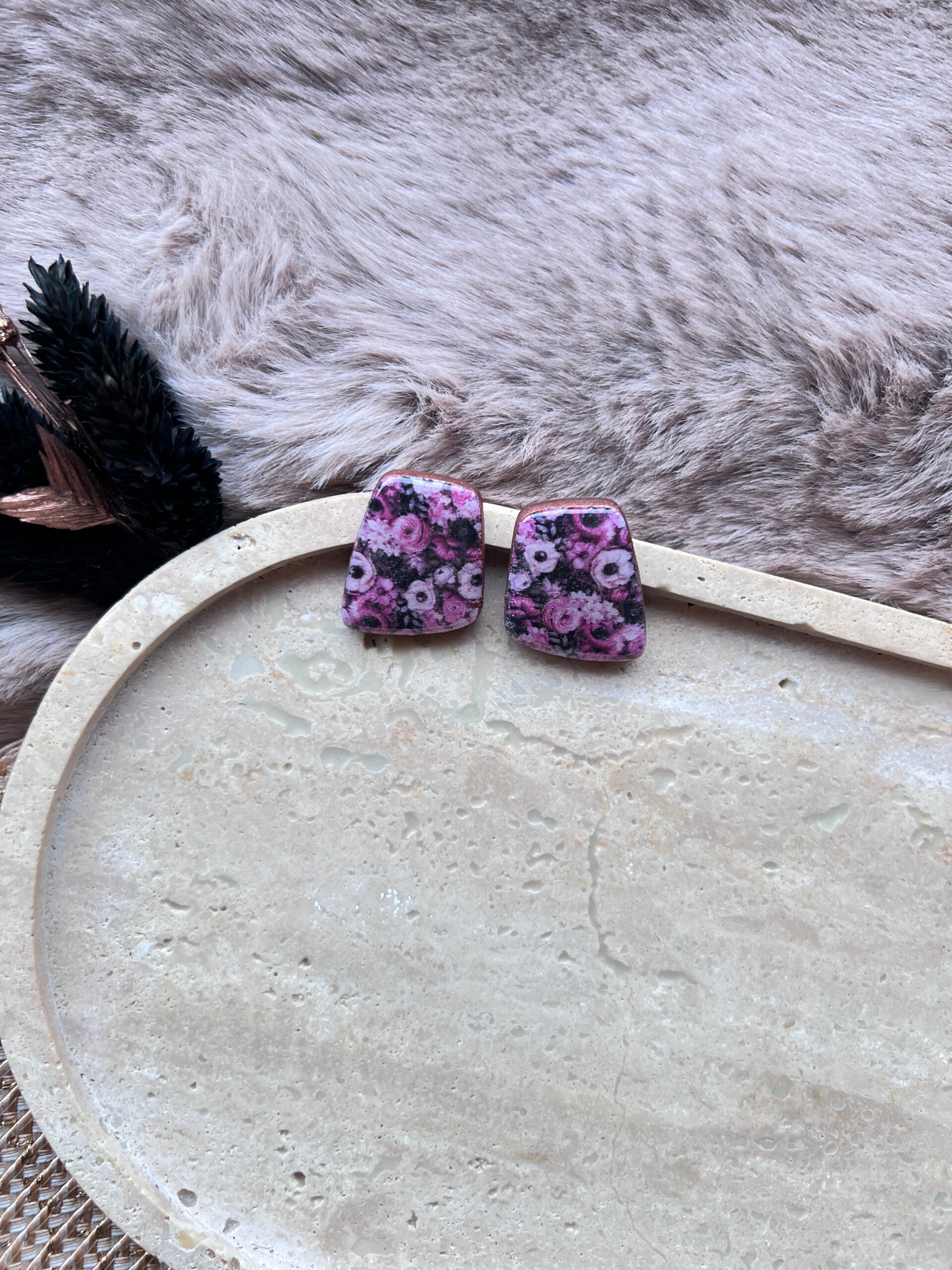 Zwarte bloemen oorbellen – Lilou Noir Botanical