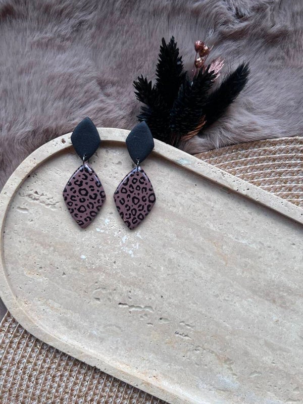 COLETTA taupe leopard – statement oorbellen met luipaardprint