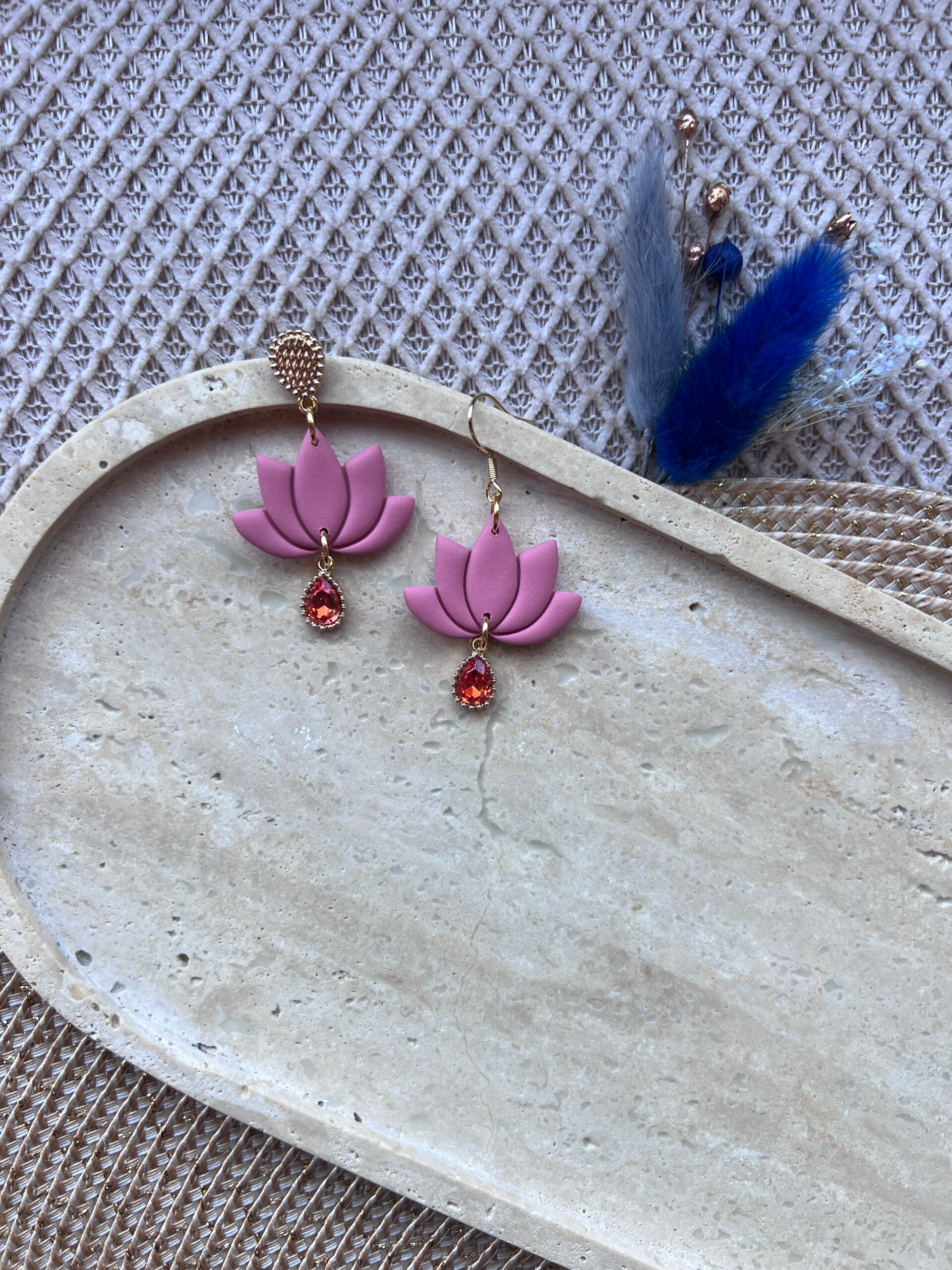 Lotus oorbellen soft peach