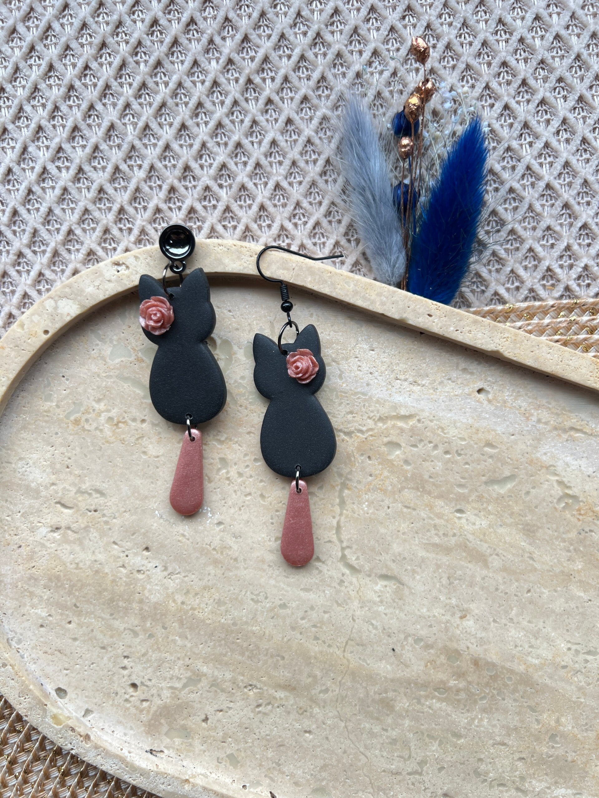 Katten oorbellen Rosé romance zwart M