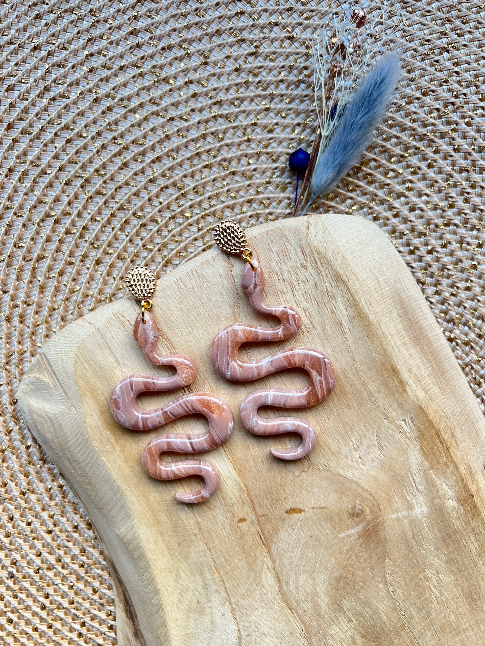 Slangen oorbellen VIXY blush stone