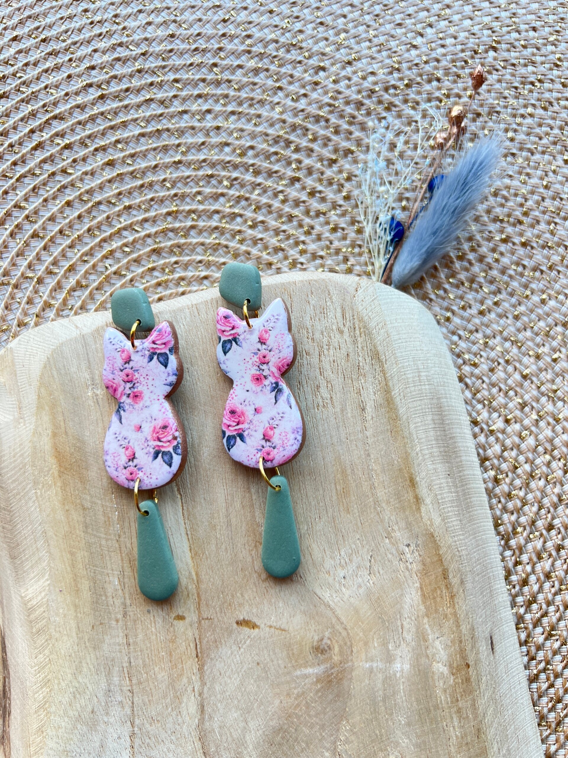 Katten oorbellen saliegroen met oranje bloemenprint