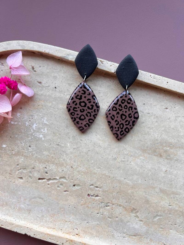 COLETTA taupe leopard – statement oorbellen met luipaardprint