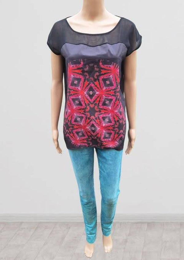 💖T-shirt fluide noir & rouge – Motif géométrique et tulle transparent – Taille réelle L/XL (42/44)