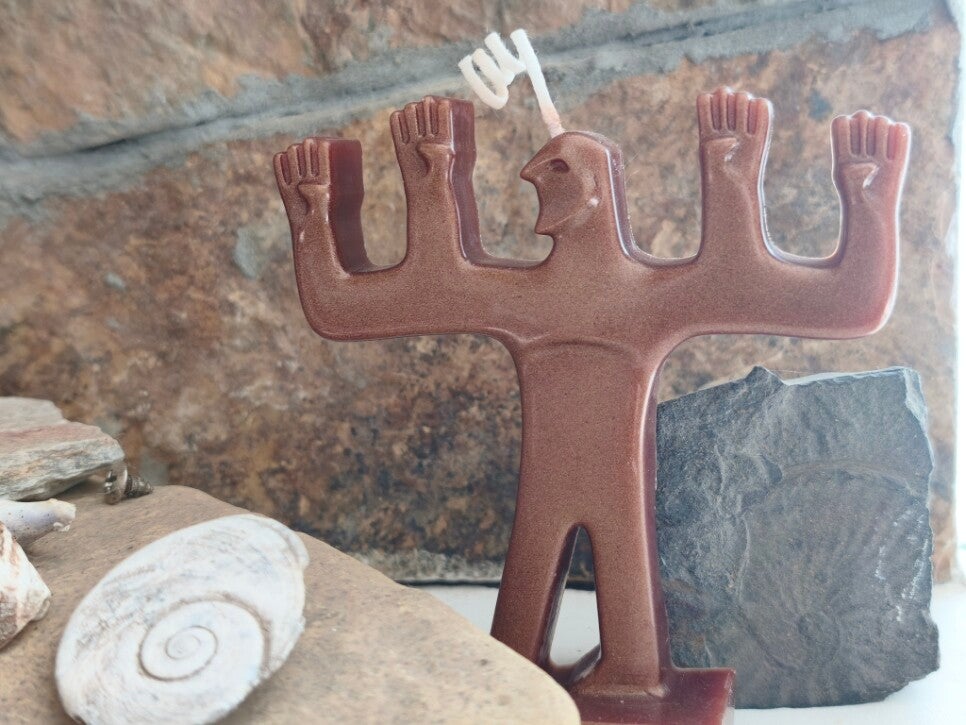 Vela de figura de manos levantadas