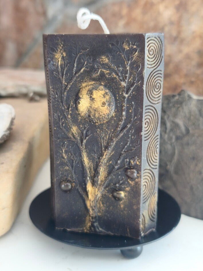 Vela artesanal con forma de columna de luna estrellada