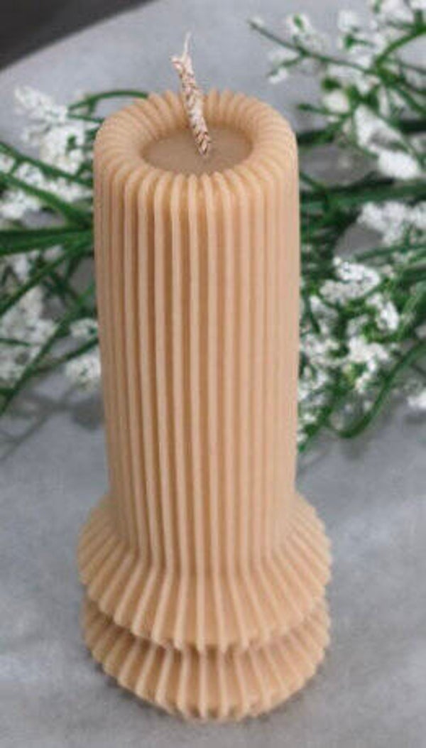 Vela de columna con rayas geométricas