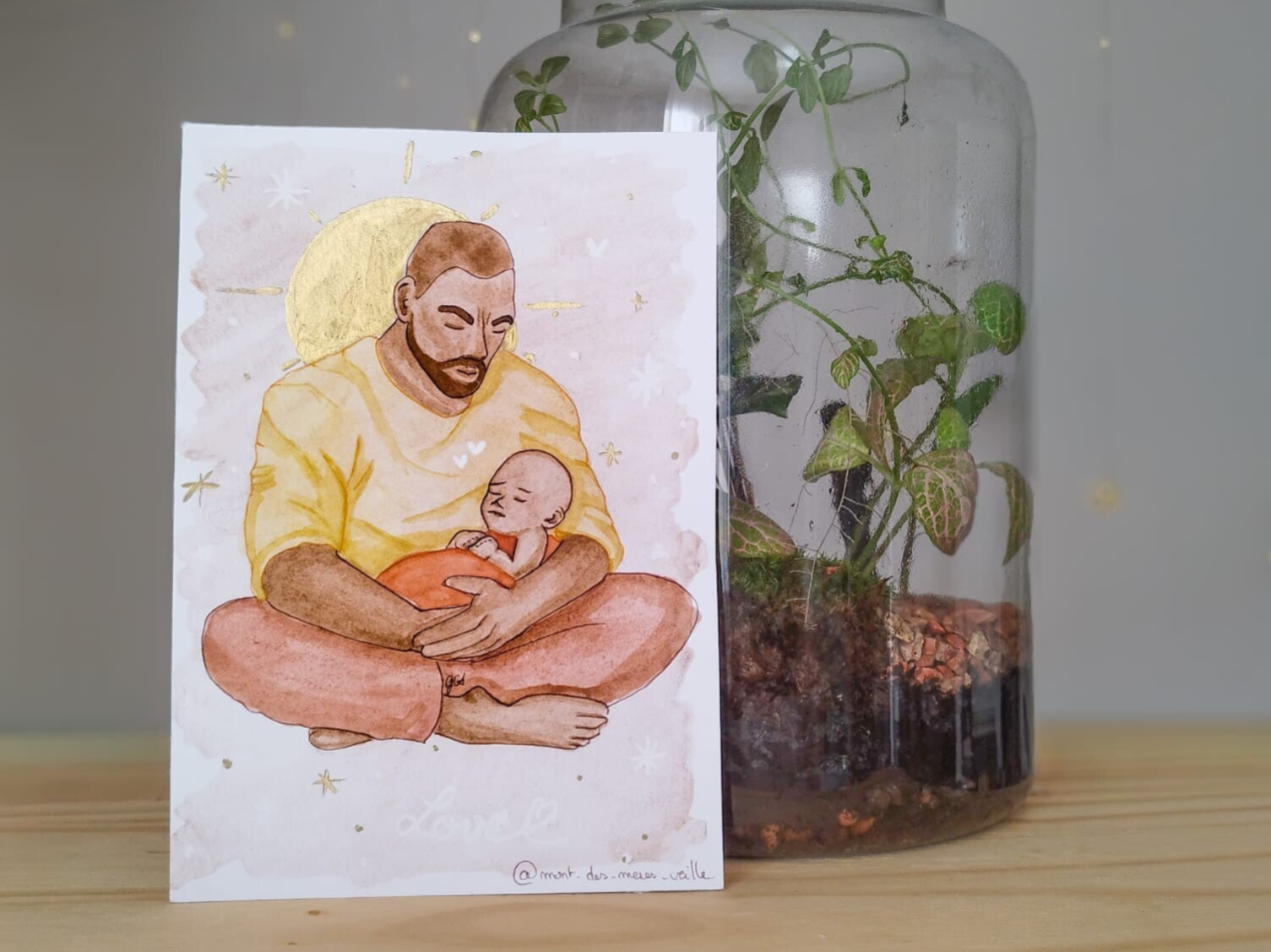 Illustration aquarelle papa qui porte bébé dans les bras soleil d'or a l'arriere couleur chaude 