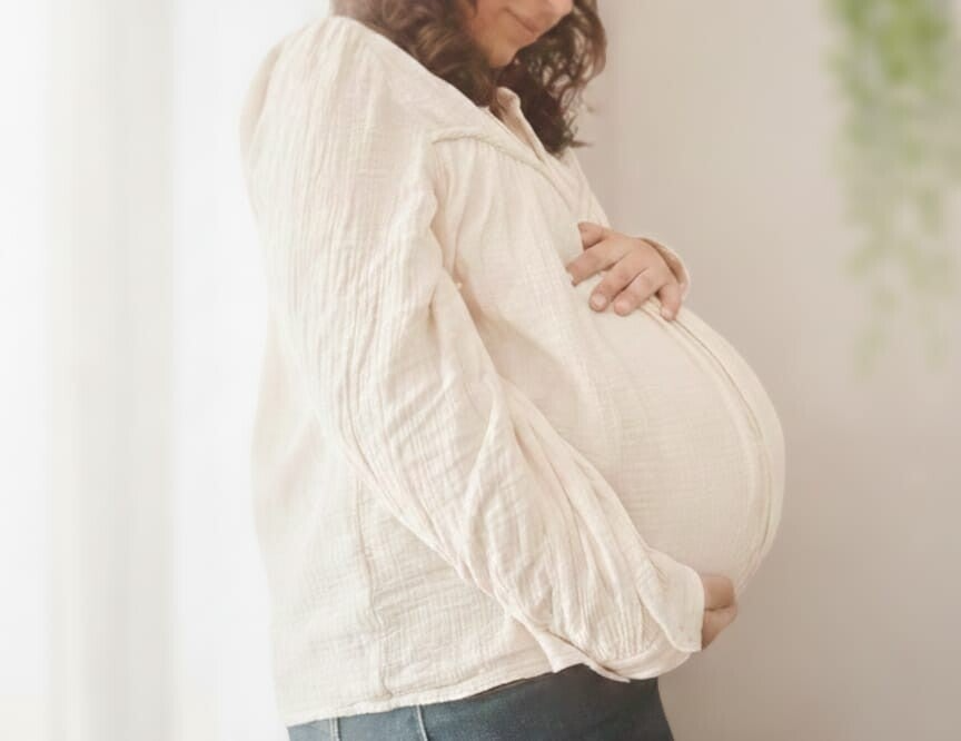 femme enceinte grossesse blouse claire fond lumineux