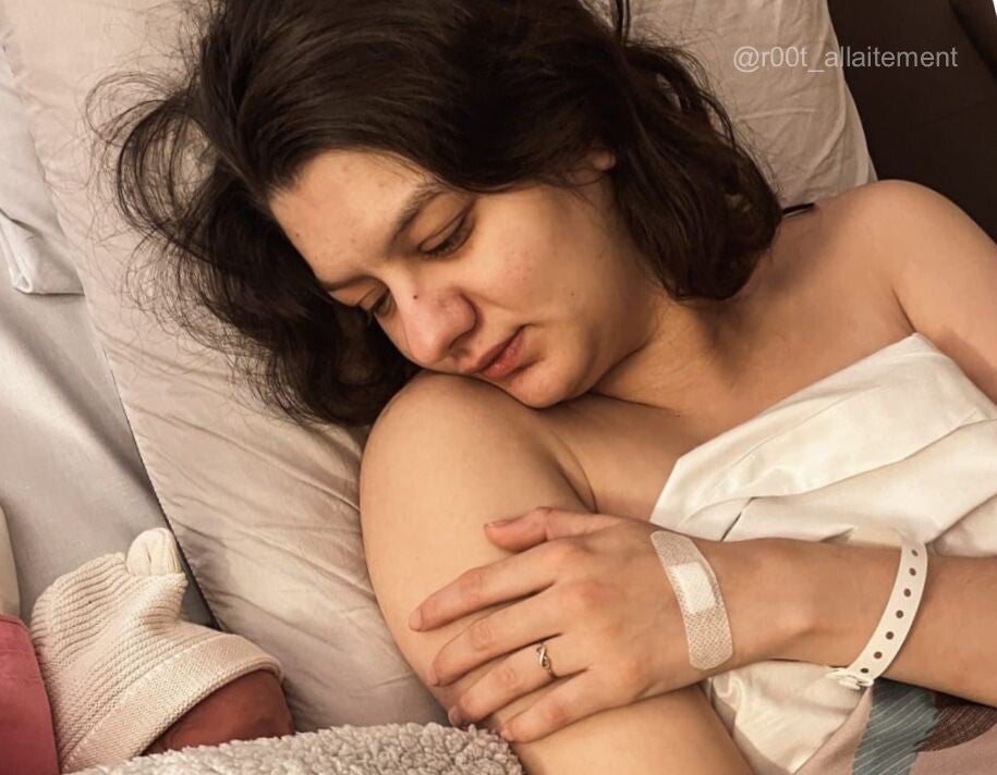 maman à la maternité apreès accouchement avec son bébé . doutes .crainte. joie 