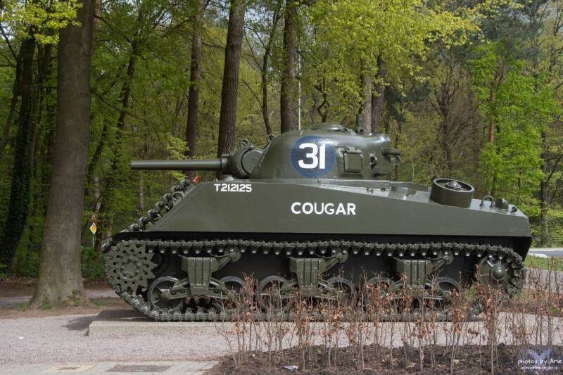Sherman tank voorzien van een nieuw nummer