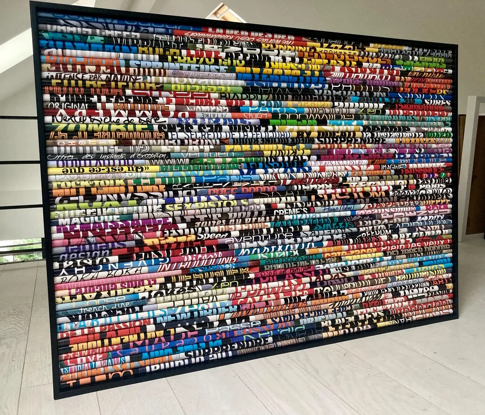Grand tableau coloré abstrait en magazines recyclés, original et lumineux