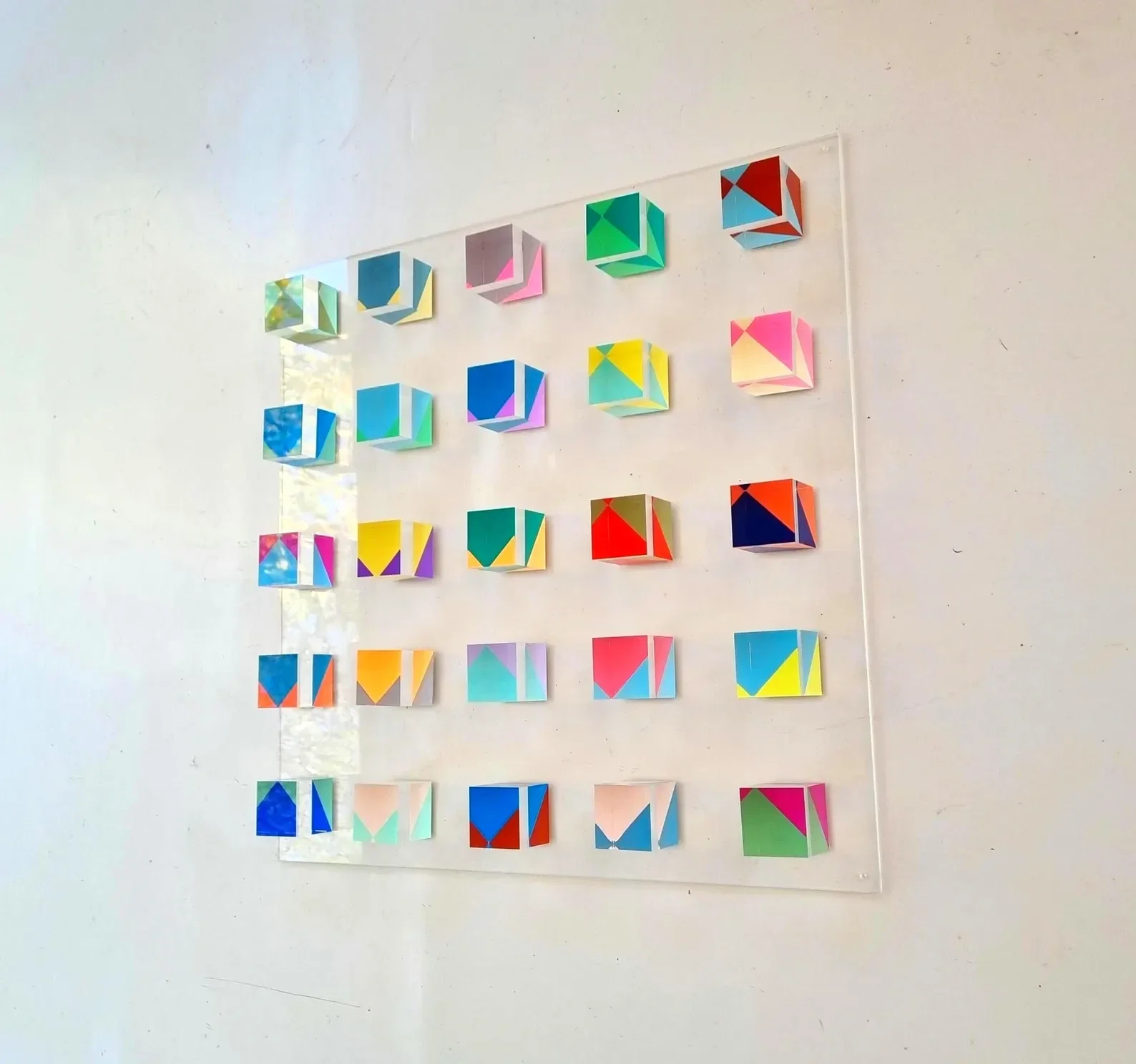 Cubes transparents peints à la main