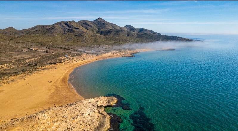 vista de calblanque , una de las mejores playas de Murcia cerca del Aeropuerto Internacional de Murcia .