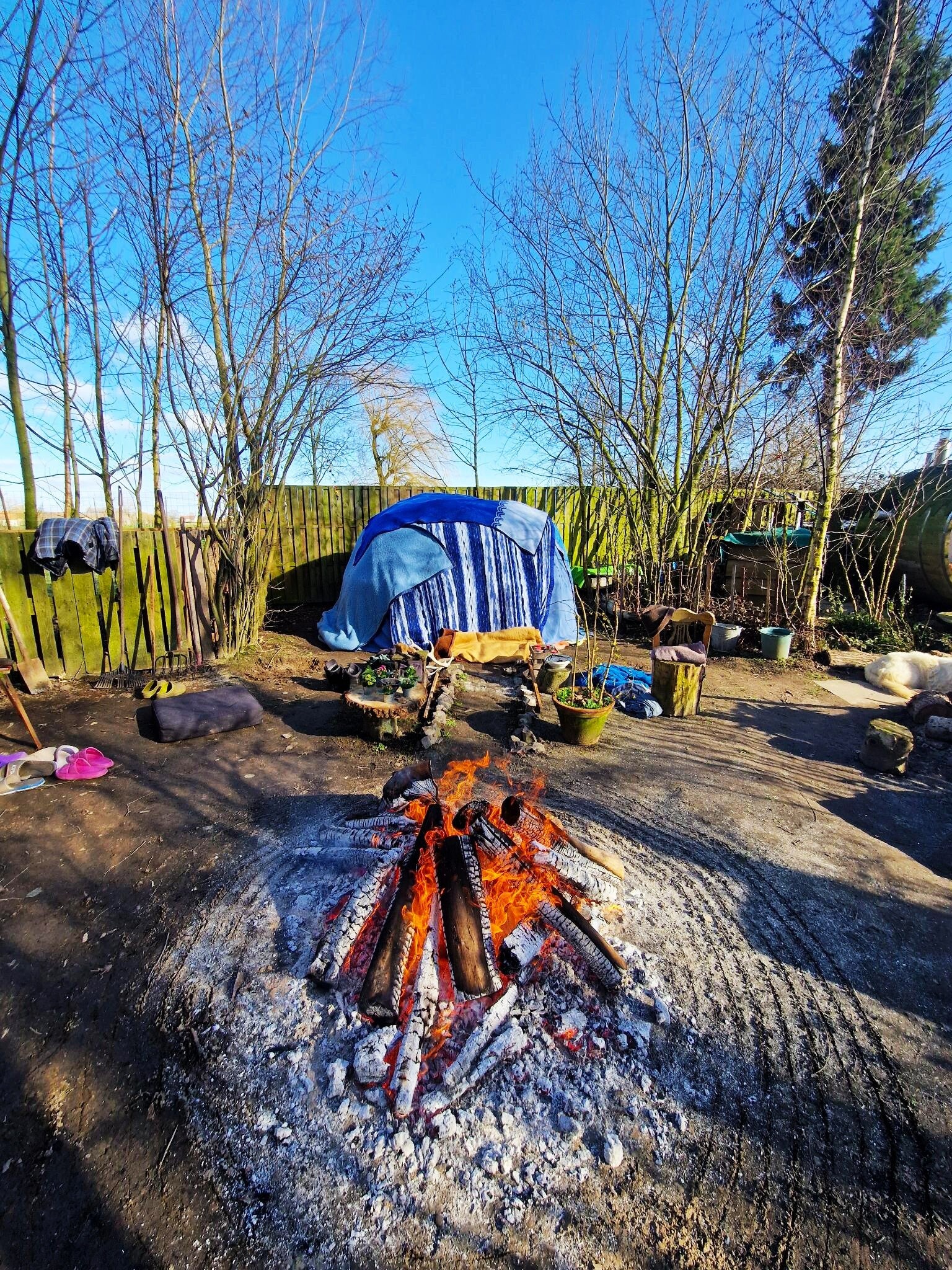 Je ziet een zwartwitfoto van een kampvuurceremonie