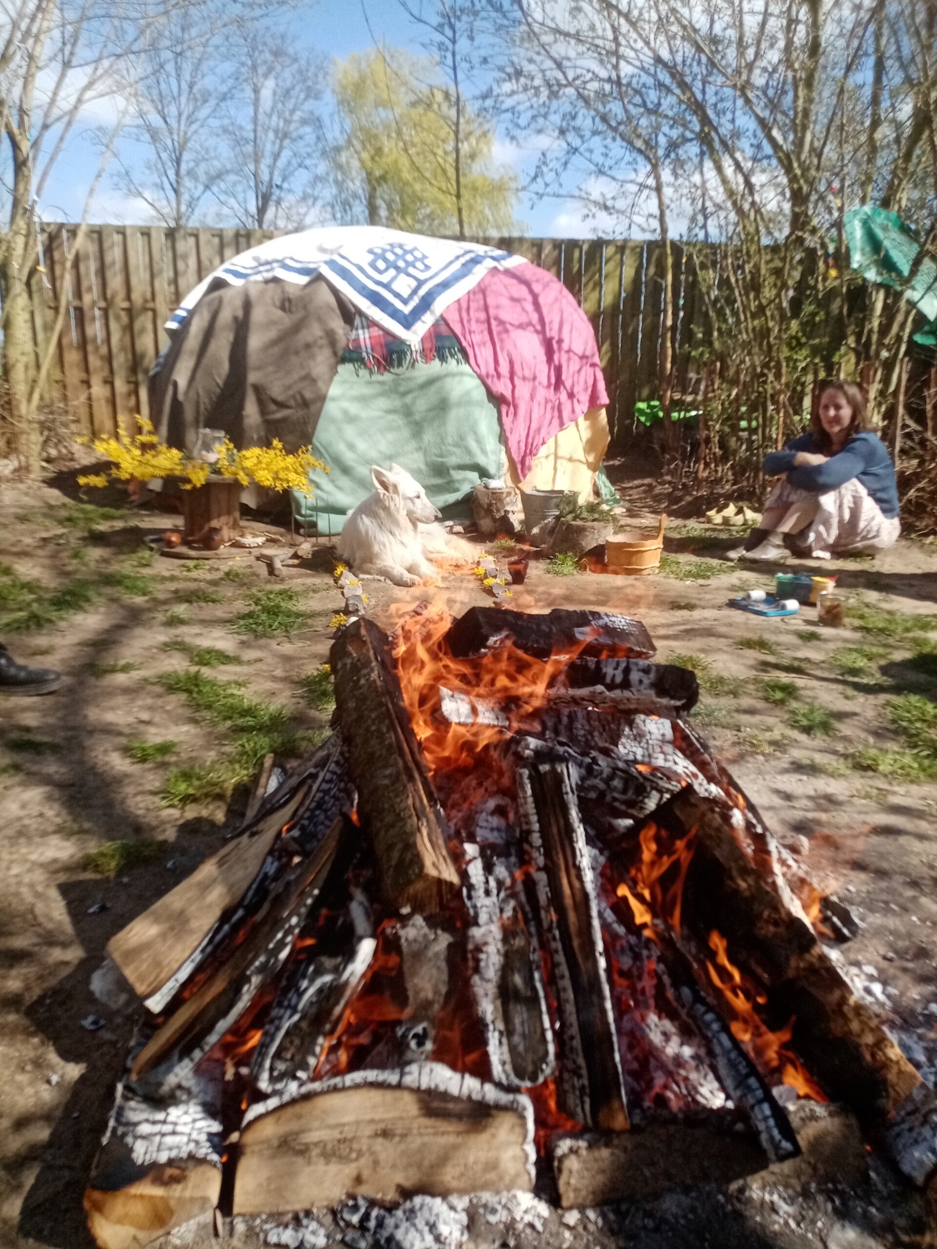 Je ziet een zwartwitfoto van een kampvuurceremonie