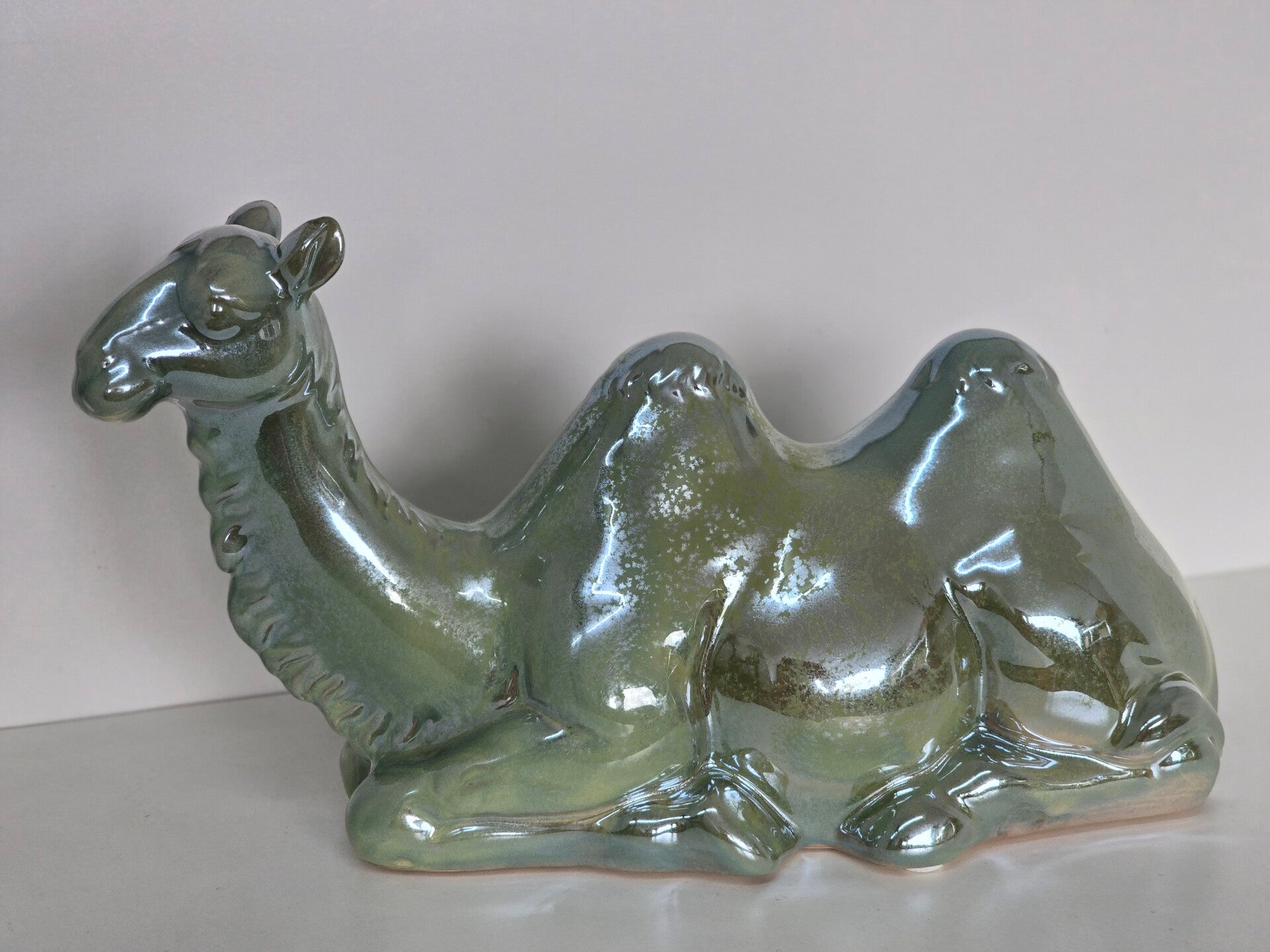 PTMD beeld Aidan kameel liggend