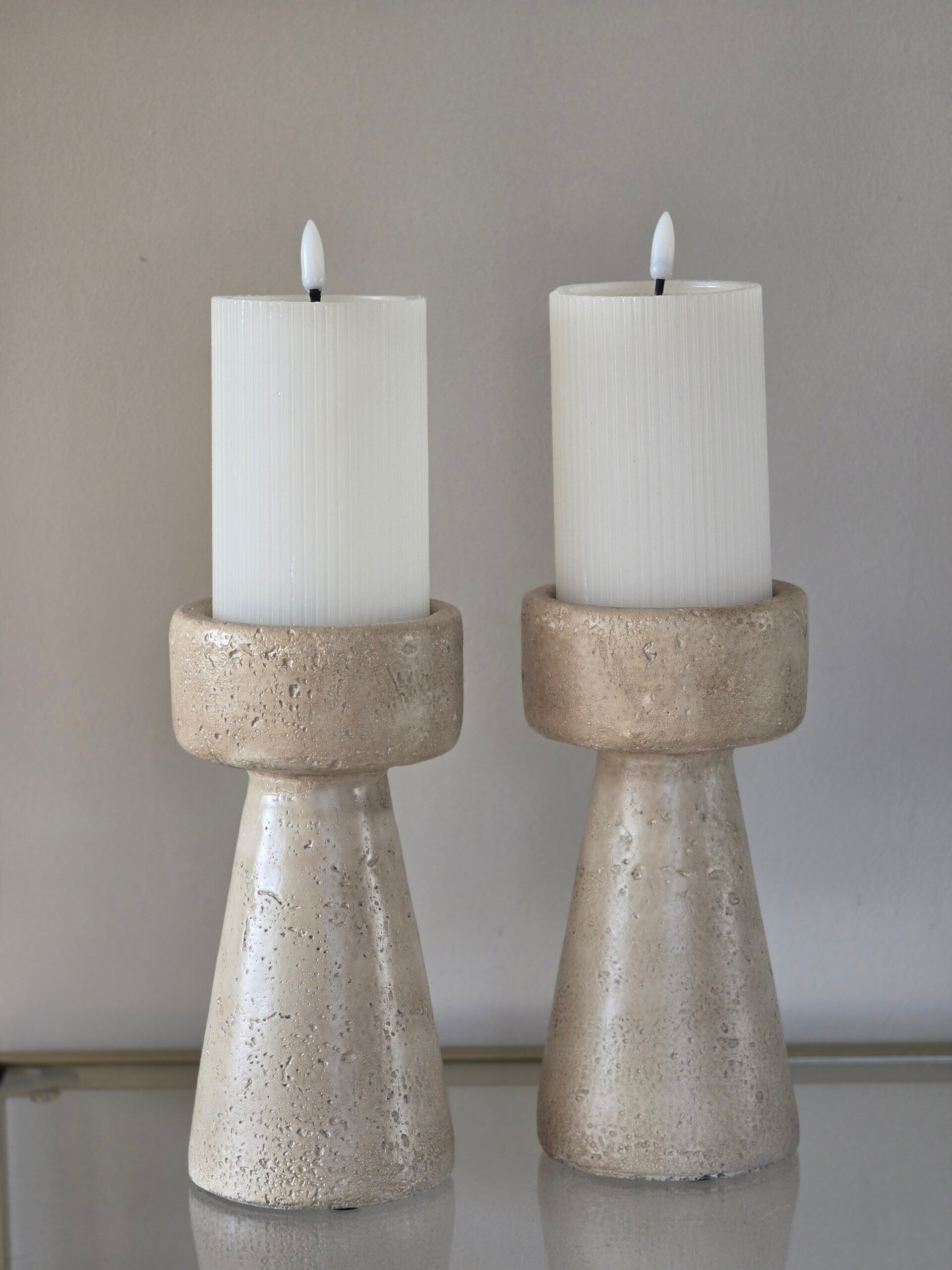 Aardewerk kaarsenstandaard beige