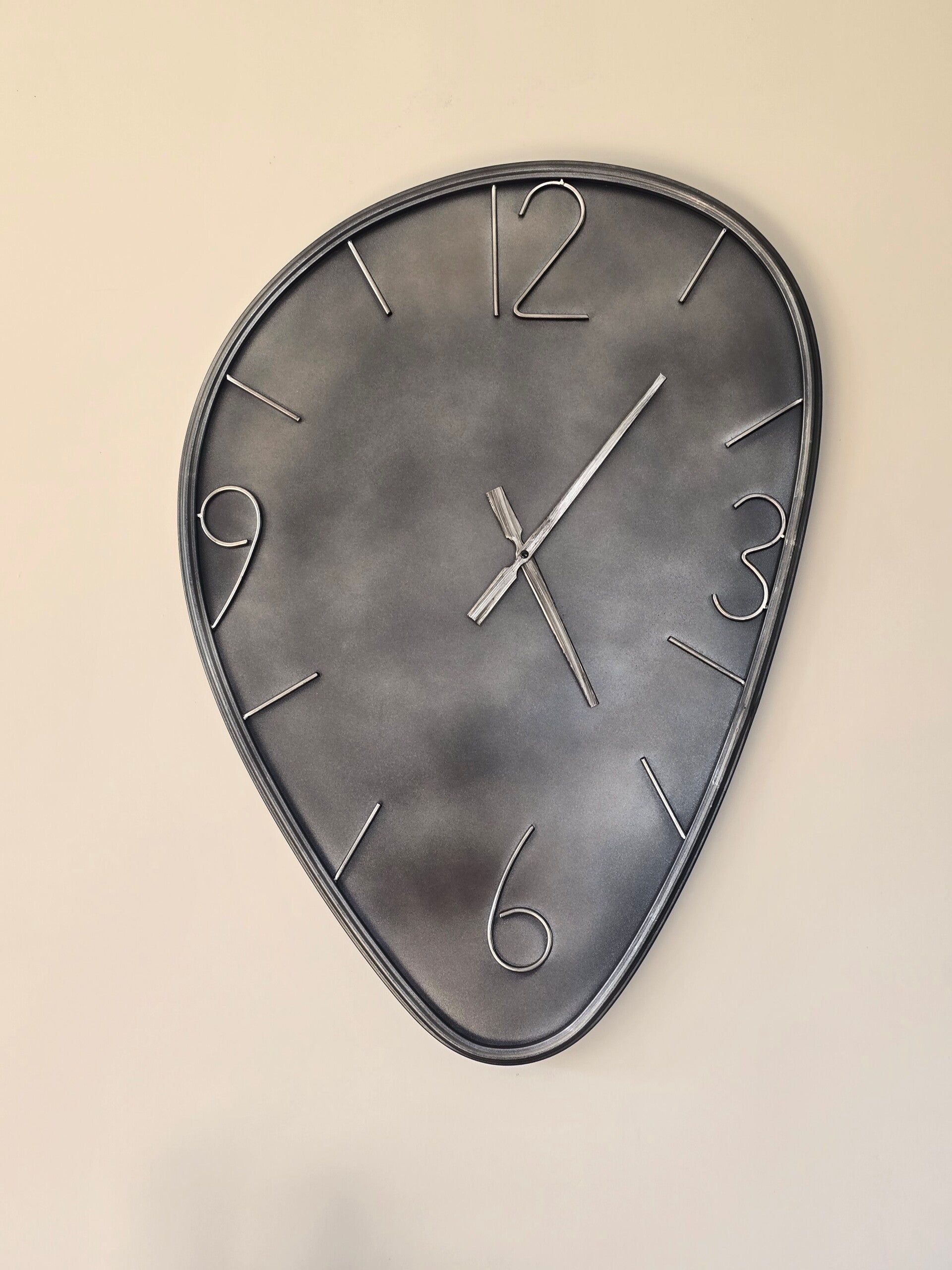 Moderne Wandklok met Organische Vorm – Metaal