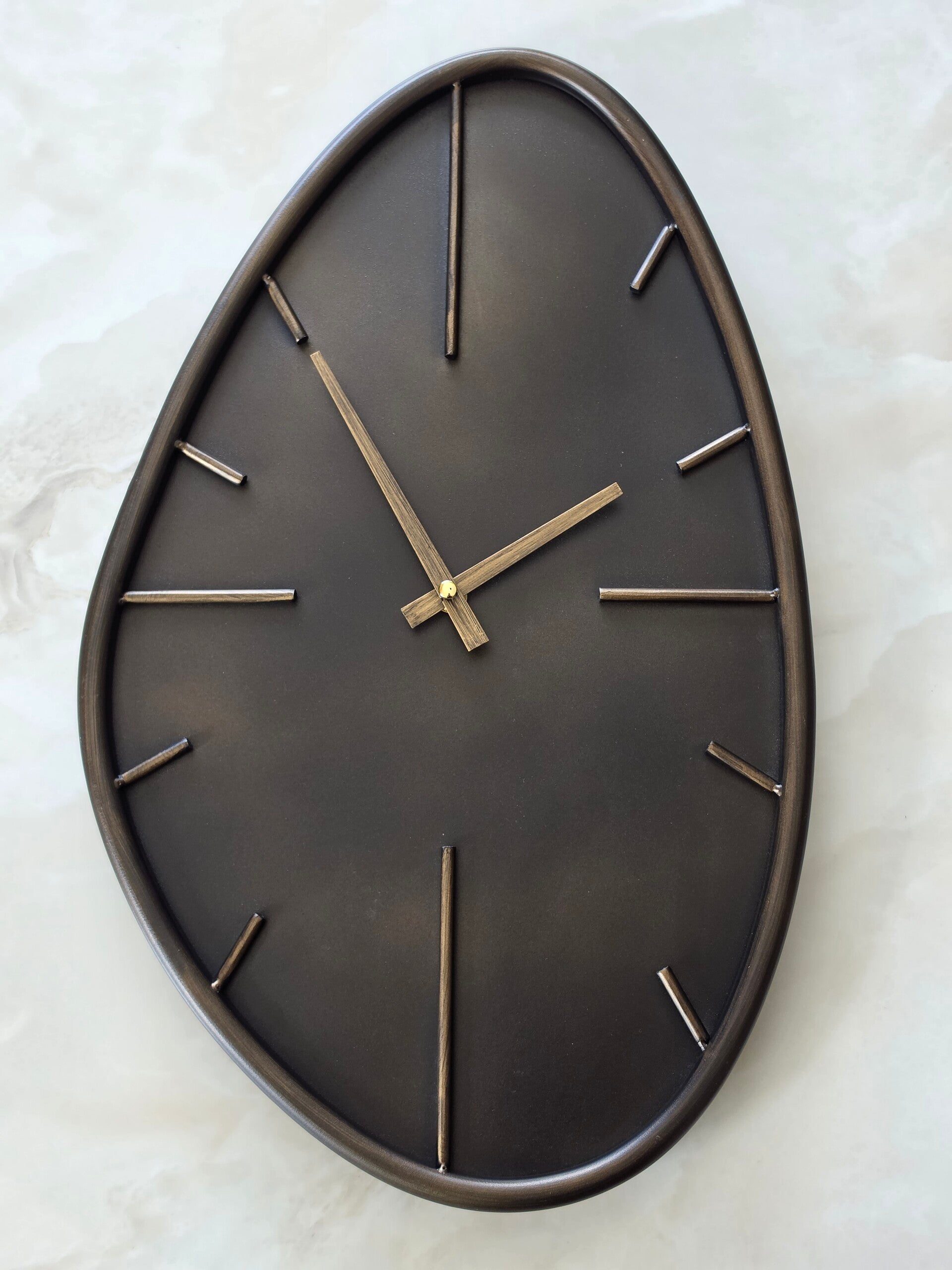 Wandklok – Organisch Design in Warm Brons