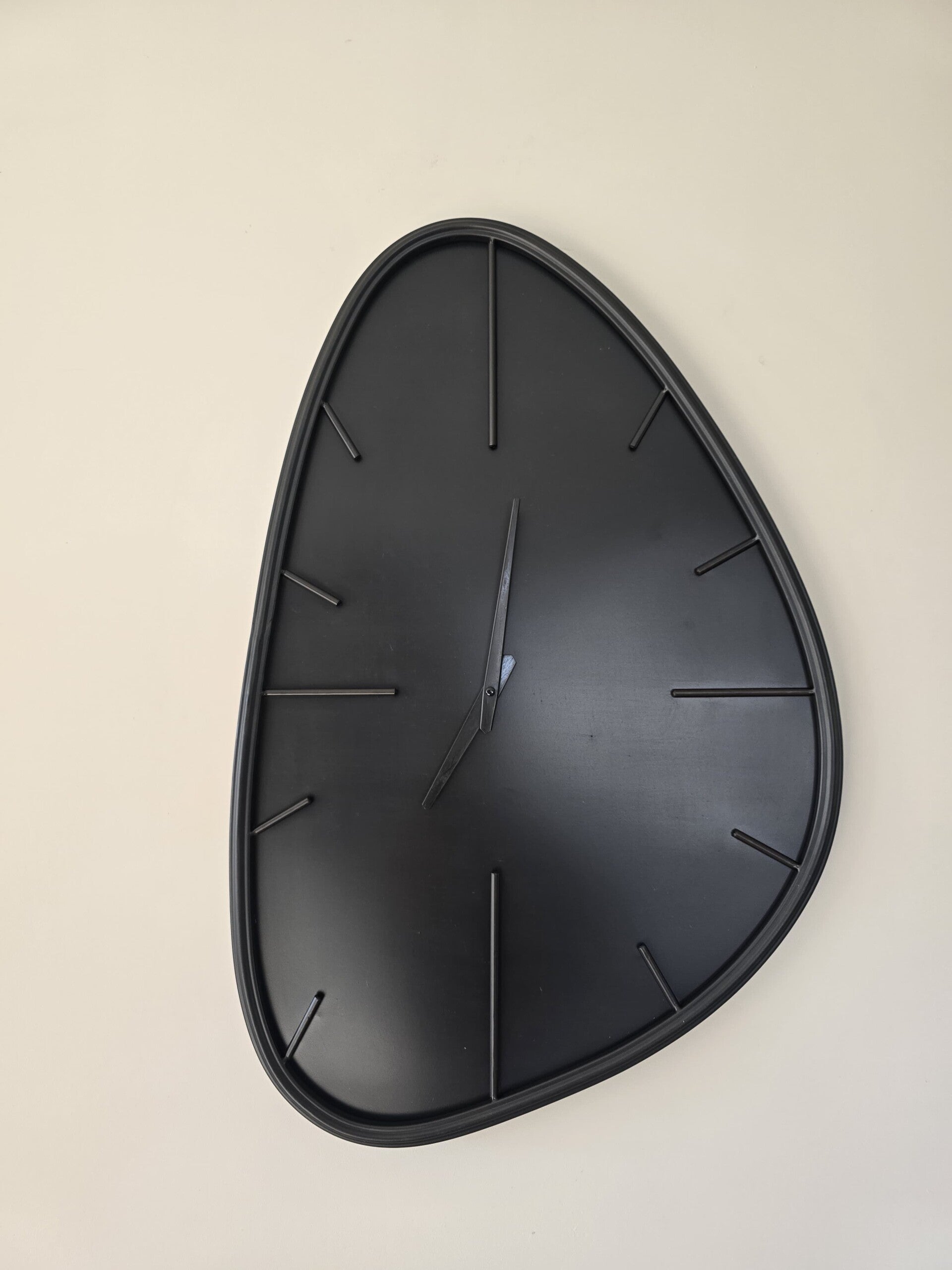 Wandklok – Organisch Design in Zwart/Antraciet