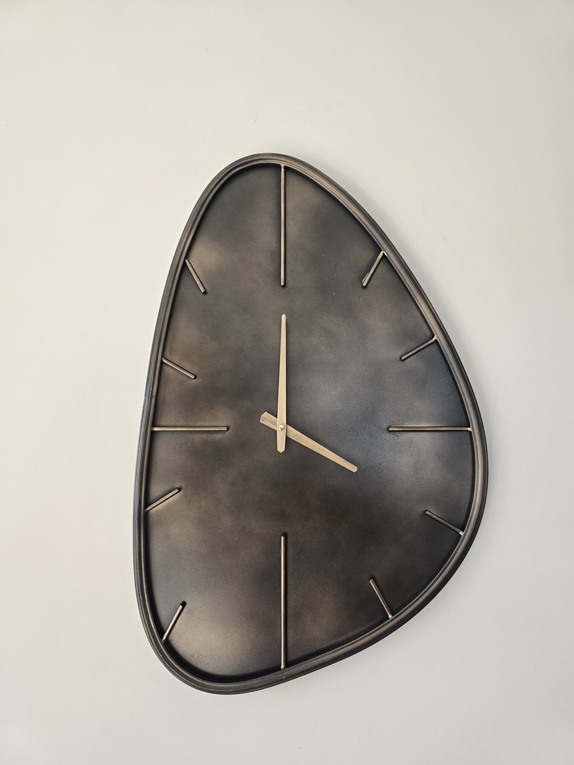 Wandklok – Organisch Design in Warm Brons