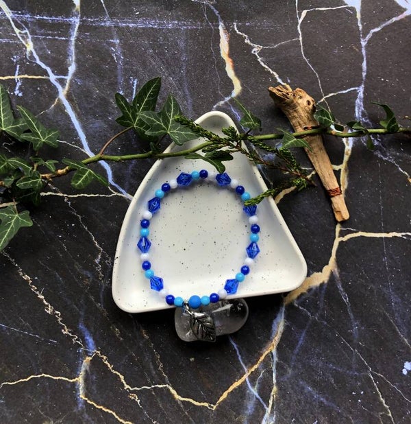 Armband in blauw en blad bedeltje