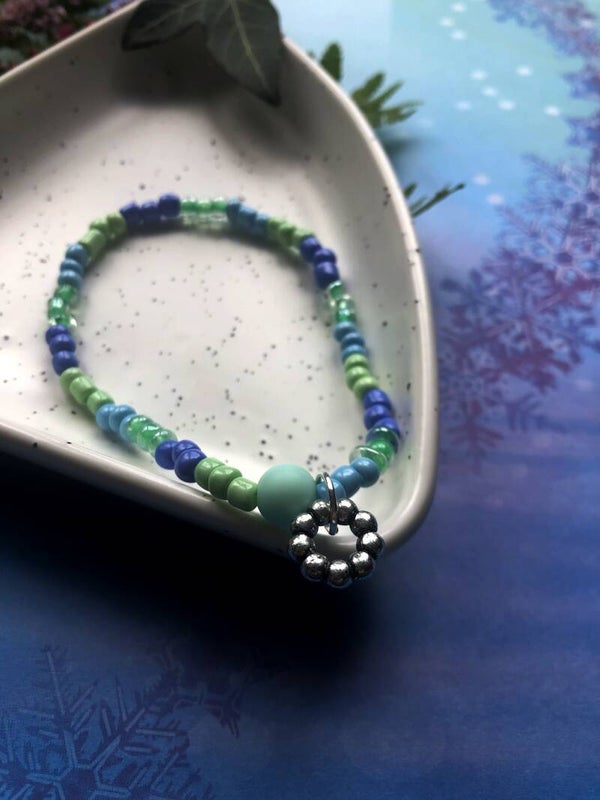 Armband in groen en blauw met bedeltje
