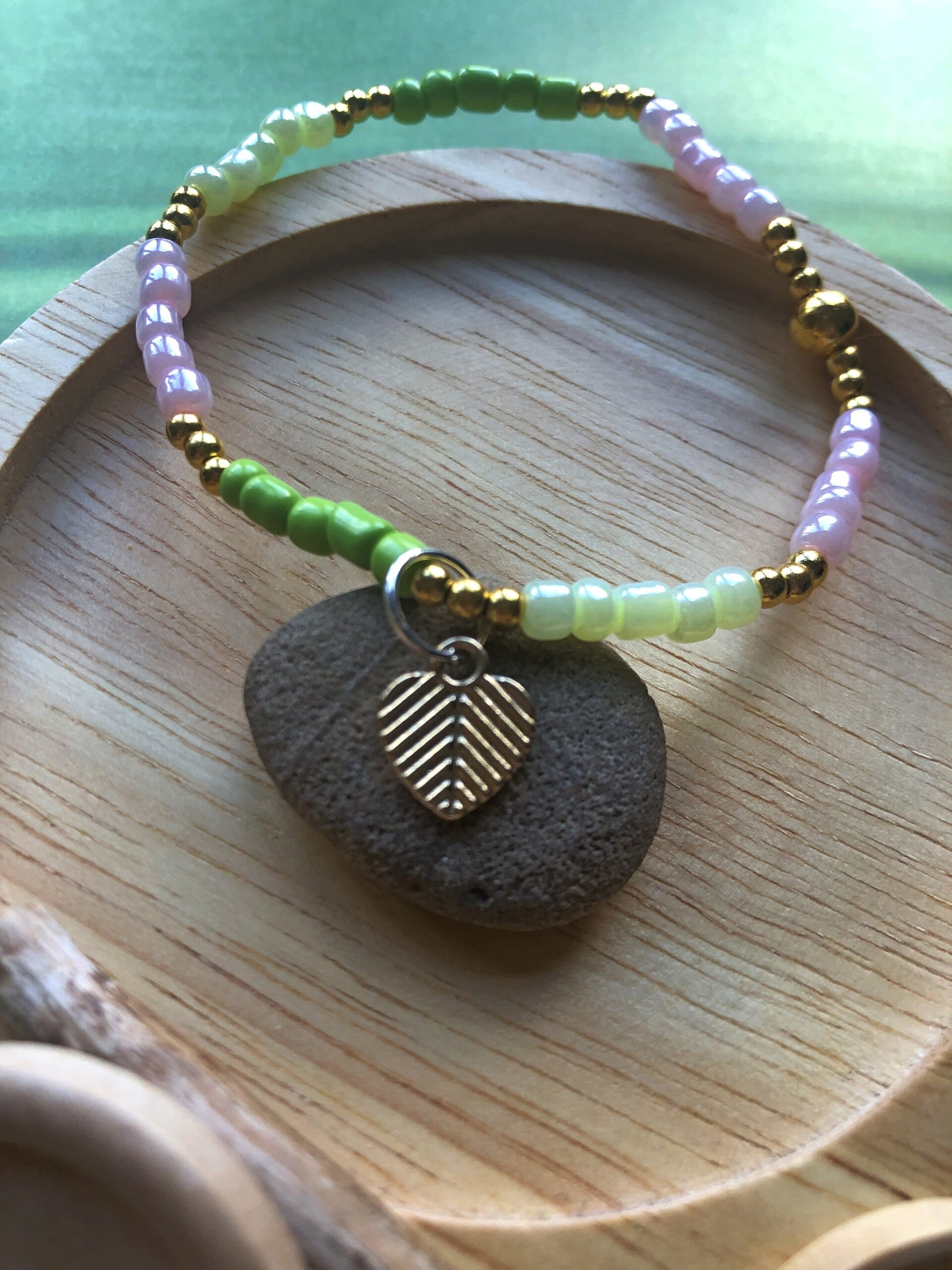 Armbandje in groen en roze