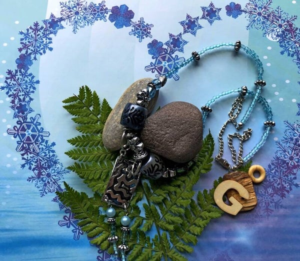Halsketting in blauw en metaal