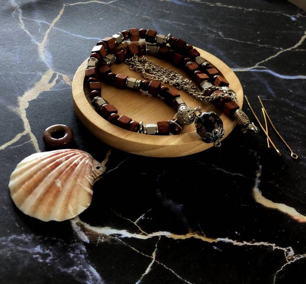 Stoere halsketting met metalen kralen